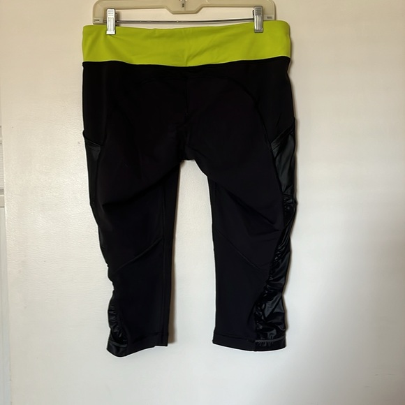 LULULEMON CROP LEGGINGS, SIDE POCKETS, ROUCHED DETAIL, DRAWSTRING! LIKE NEW!! - Picture 6 of 11